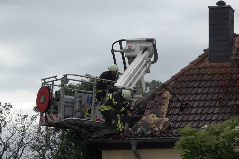 Die Flammen griffen auf das Dach eines Wohnhauses über.