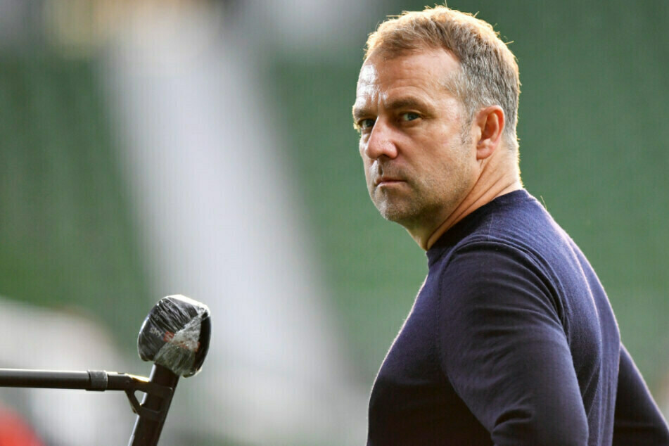 Bayern-Headcoach Hansi Flick sieht sieht die UEFA-Supercup-Partie kritisch. (Archiv)