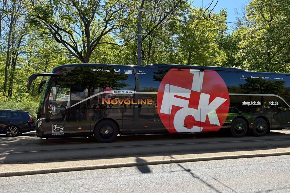 Der FCK-Mannschaftsbus rollt ein.