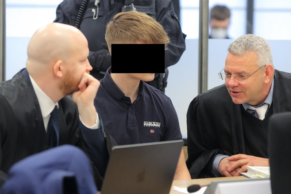 Ebenfalls angeklagt: Hans-Georg P. (25), hier mit seinen Anwälten.