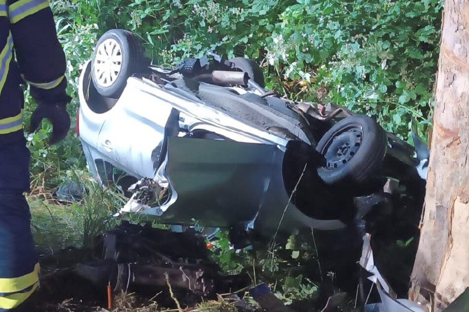 Auto überschlägt sich und landet im Straßengraben: Fahrer schwer verletzt