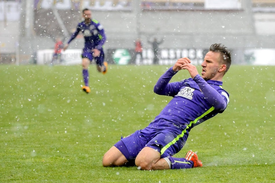 Torschütze im Schneegestöber: Am 24. April 2016 traf Simon Skarlatidis in Aue zum 2:0 gegen den CFC. Nach dem Sieg war der FCE-Aufstieg in die 2. Liga nahezu perfekt.