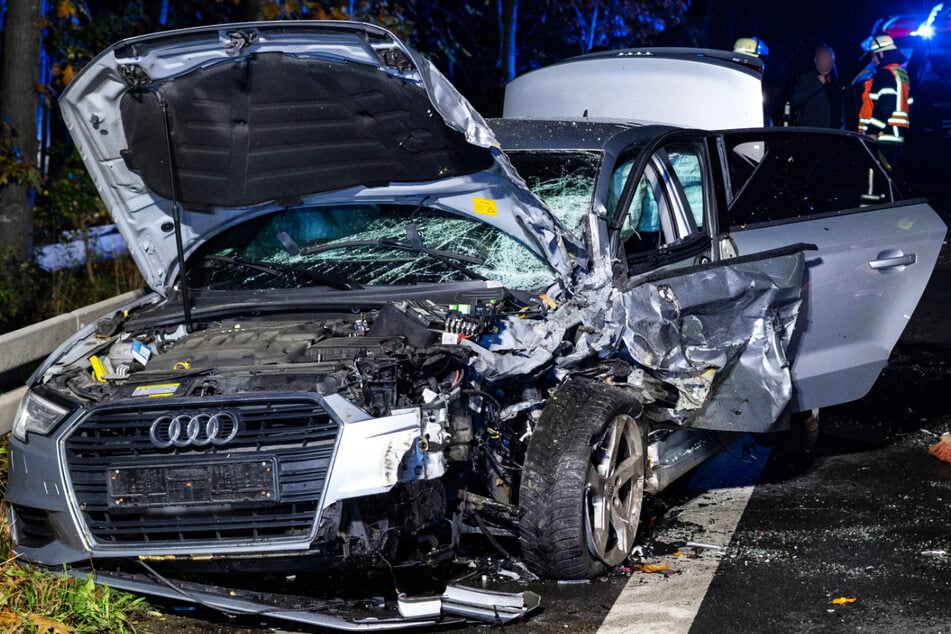 Die Autofahrerin war auf der Bundesstraße in der Nacht auf Sonntag mit einem Audi frontal kollidiert.