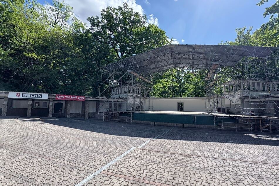 Leipzigs Parkbühne strahlt wieder. Ab dem 28. Mai sollen auf der beeindruckenden Location im Clara-Zetkin-Park wieder Töne erklingen. Die Vorbereitungen dafür laufen auf Hochtouren.