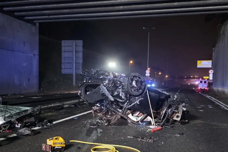 Der Wagen überschlug sich und fing Feuer.