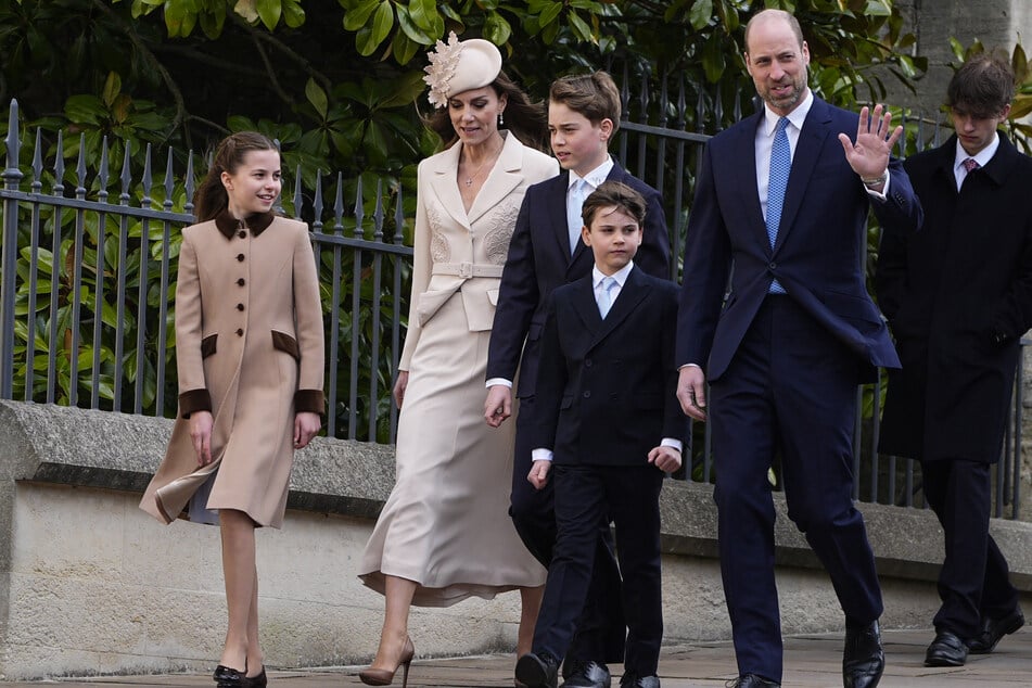Prinzessin Charlotte (10, v. l.) besuchte gemeinsam mit Mama Kate (44), Prinz George (12), Prinz Louis (7) und Papa William (43) den Ostergottesdienst im britischen Windsor.