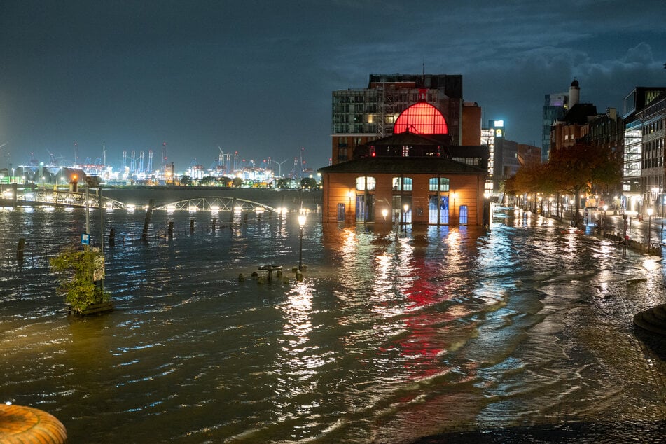 Der Hamburger Fischmarkt wurde von der Elbe überflutet.