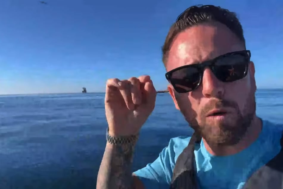 Der 37-jährige Danny Tommo, bürgerlich Daniel Thomas, ist ein britischer Migrationsgegner. In einem Livestream filmte sich der Aktivist auf dem Ärmelkanal.