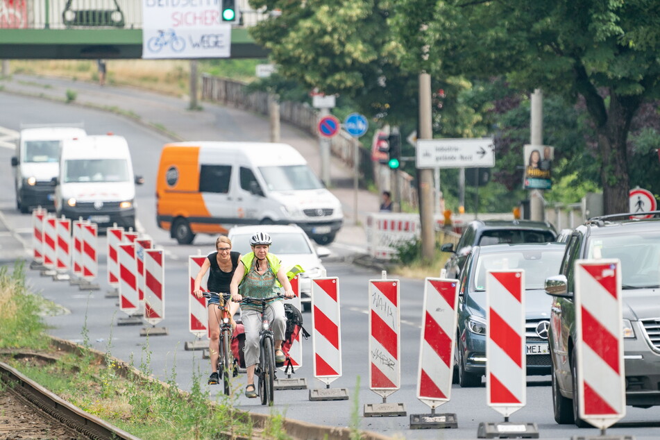 Der Pop-up-Radweg trennt die Fahrradfahrer sicher vom Stadtverkehr.