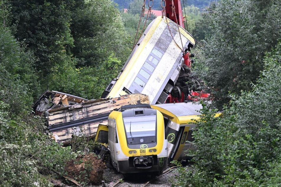 Dramatische Szenen im Sommer 2025: Zahlreiche Menschen wurden im Zug eingeklemmt und mussten geborgen werden.