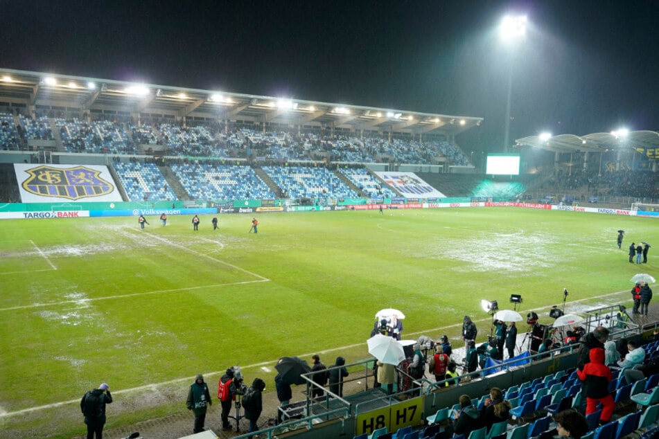 Der Rasen im Ludwigsparkstadion steht immer wieder unter Wasser und behindert so den Spielbetrieb des 1. FC Saarbrücken.