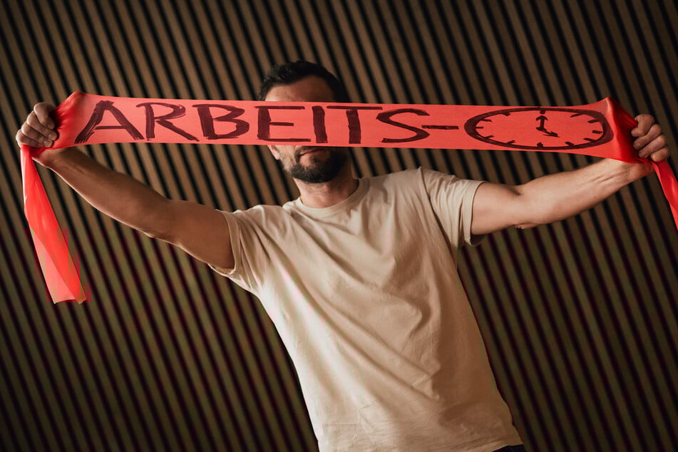 Gestretchte Arbeitszeit: Die Stunden im Job lassen sich nicht wie ein Gummiband ziehen, sagt die Gewerkschaft Nahrung-Genuss-Gaststätten.