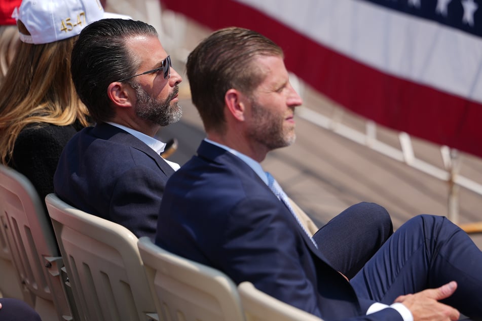 Ob sich Donald Jr. (48, l.) and Eric Trump (42) über den Witz ihres Vaters wunderten?
