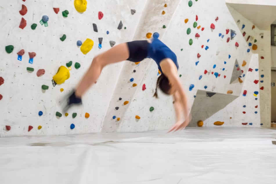 Bereits mit sieben Jahren ist Henni, wie ihre Freunde sie nennen, dem Sport verfallen. Angefangen hat sie mit Geräteturnen. Später kam Klettern dazu.