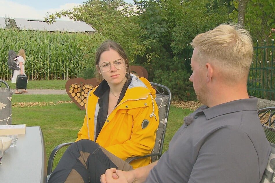 Bullenzüchter Daniel (33) möchte die Hofwoche mit Jennifer (26) fortsetzen. Kontrahentin Emely (29, l.) stapft enttäuscht davon.