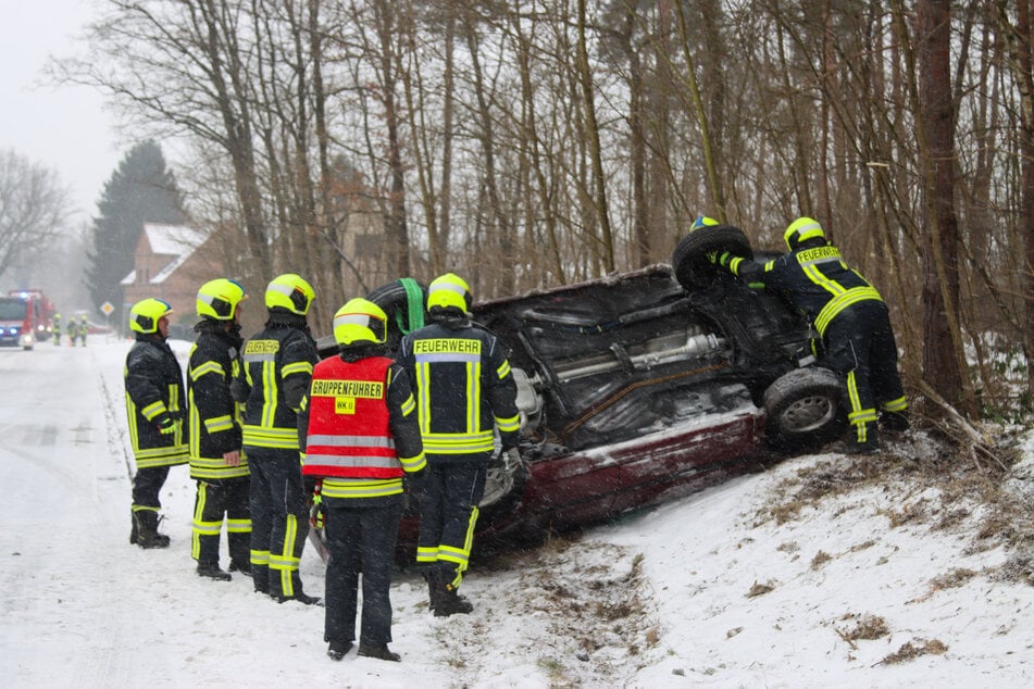 Der Fahrer war bei schwierigen Wetterverhältnissen ins Schleudern geraten.