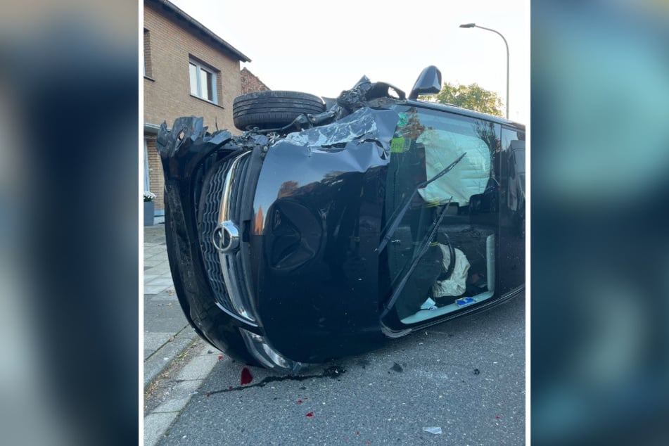 Der Opel der Verletzten kam auf der Fahrerseite liegend zum Stillstand.