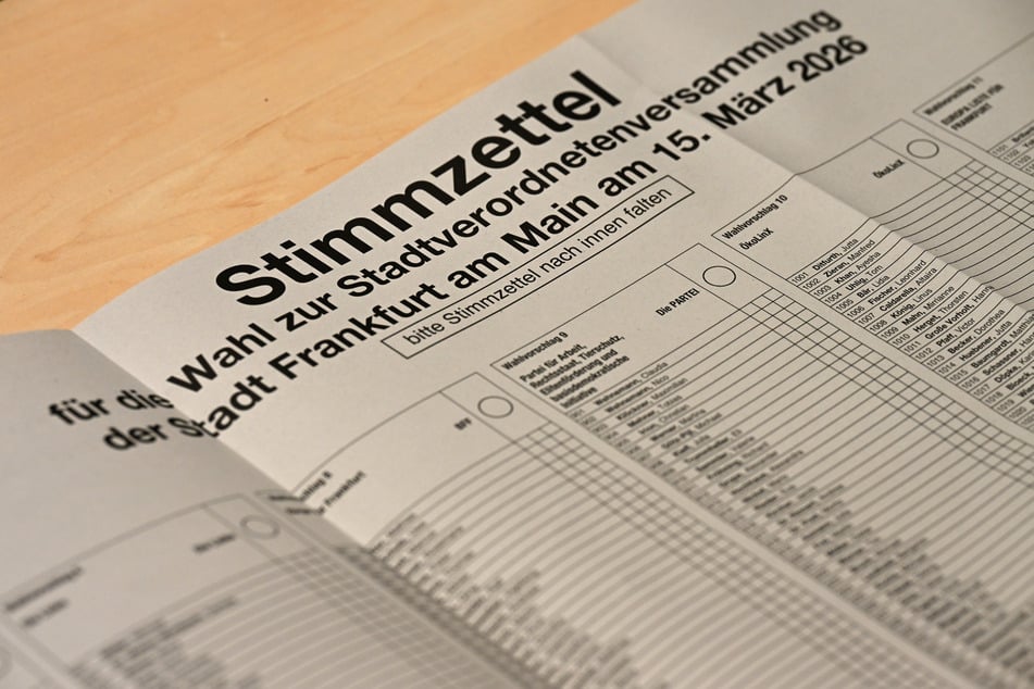 Mit 144 Zentimeter Länge und 60 Zentimeter Breite hatte Frankfurt den größten Wahlzettel Hessens bei den Kommunalwahlen.