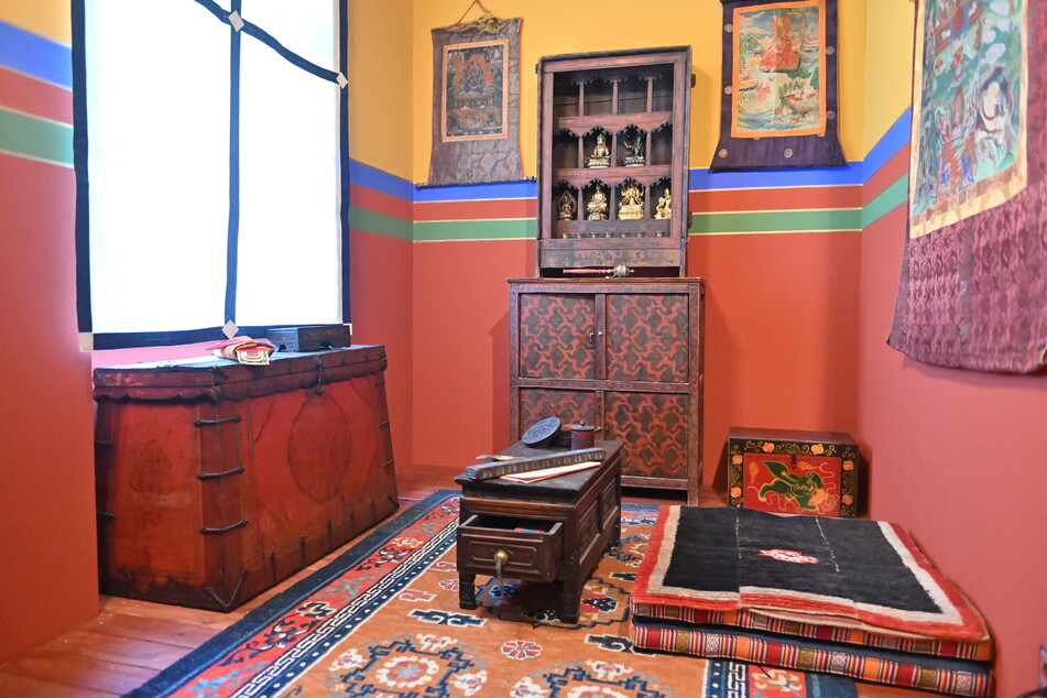 Blick in ein tibetanisches Studierzimmer im Teppichmuseum auf Schloss Voigtsberg.