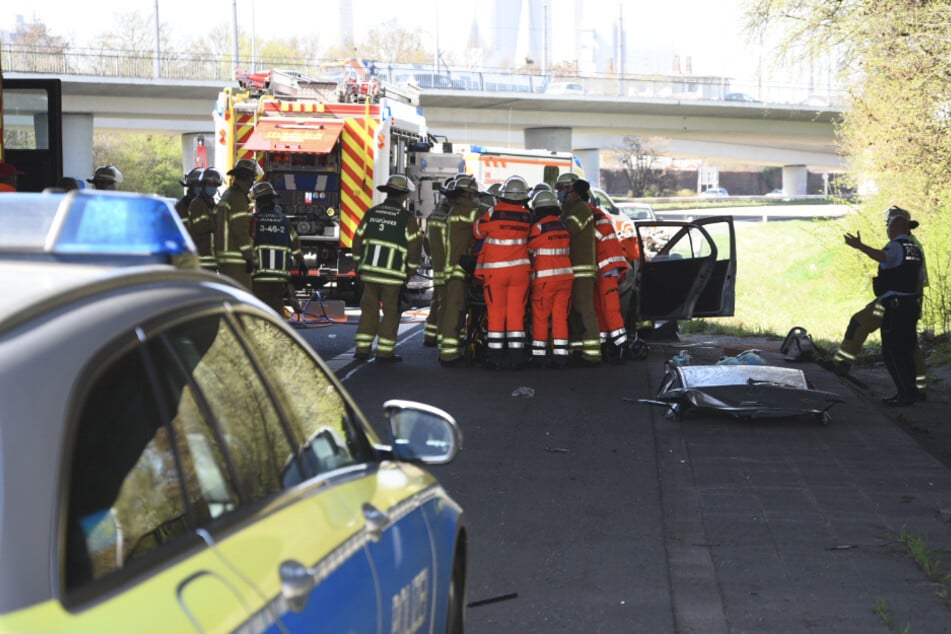 Die Feuerwehr befreit den jungen Fahrer aus dem schwer beschädigten Wagen.