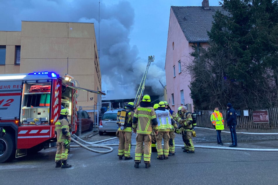 Die Rauchsäule war weit über die Lagerhalle in Regensburg sichtbar.