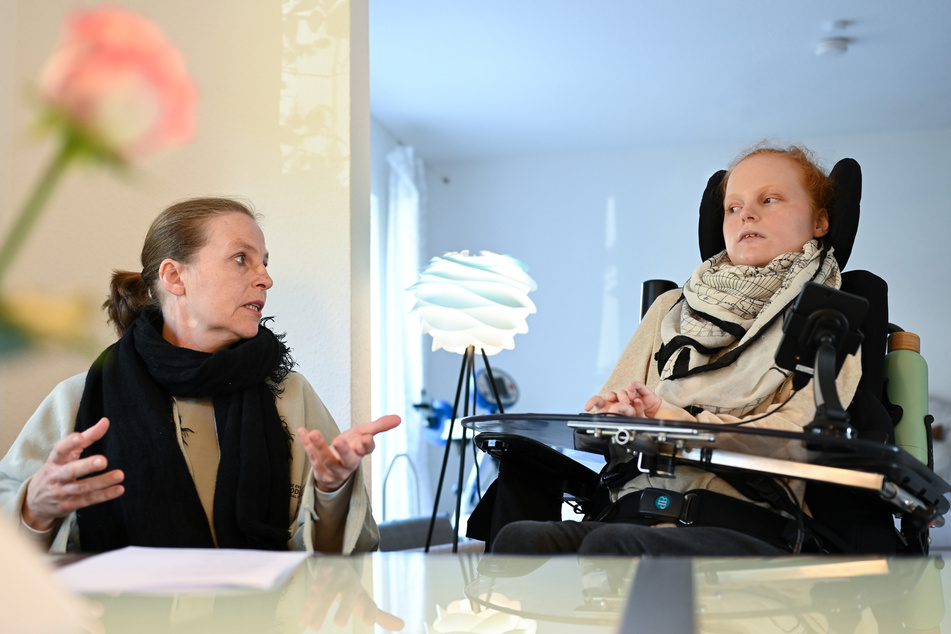 Martina Seibert und ihre Tochter Ella zuhause im Gespräch. Die bald 18 Jahre alte Teenagerin leidet an Spinaler Muskelatrophie.