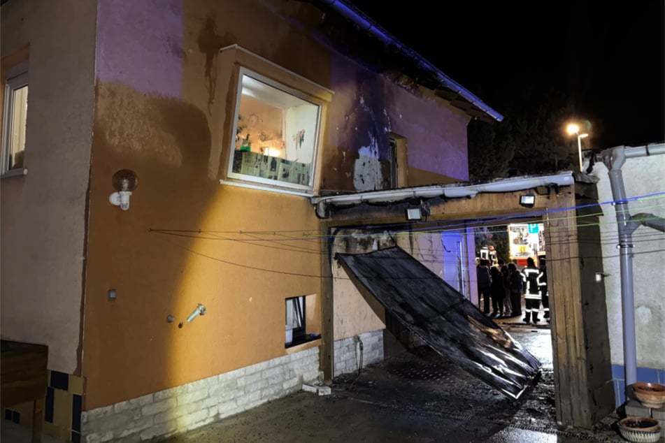 Das Einfamilienhaus wurde durch die Flammen beschädigt.