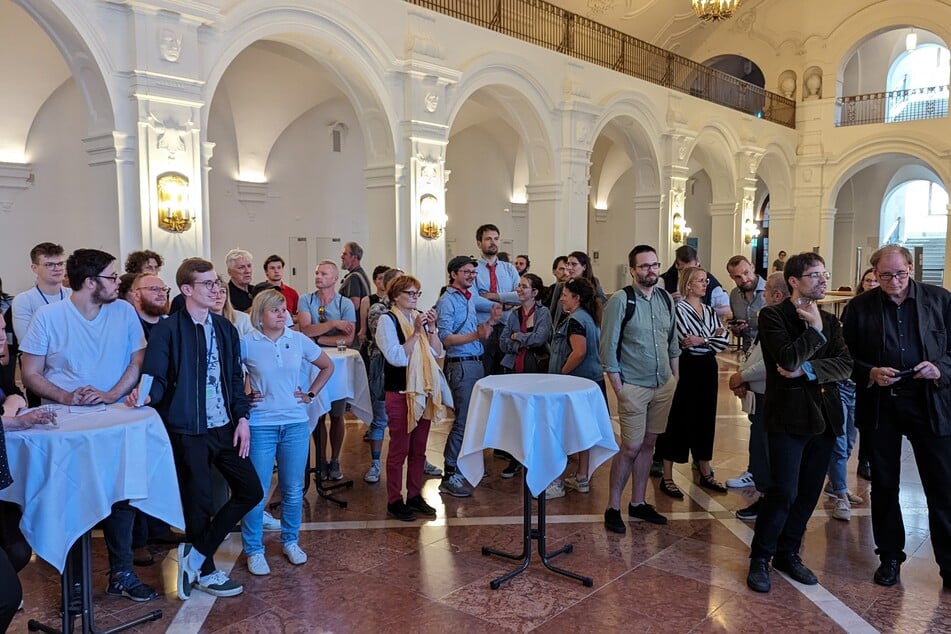 Im Neuen Rathaus verfolgten am Abend zahlreiche Bürgerinnen und Bürger die Ergebnisse.