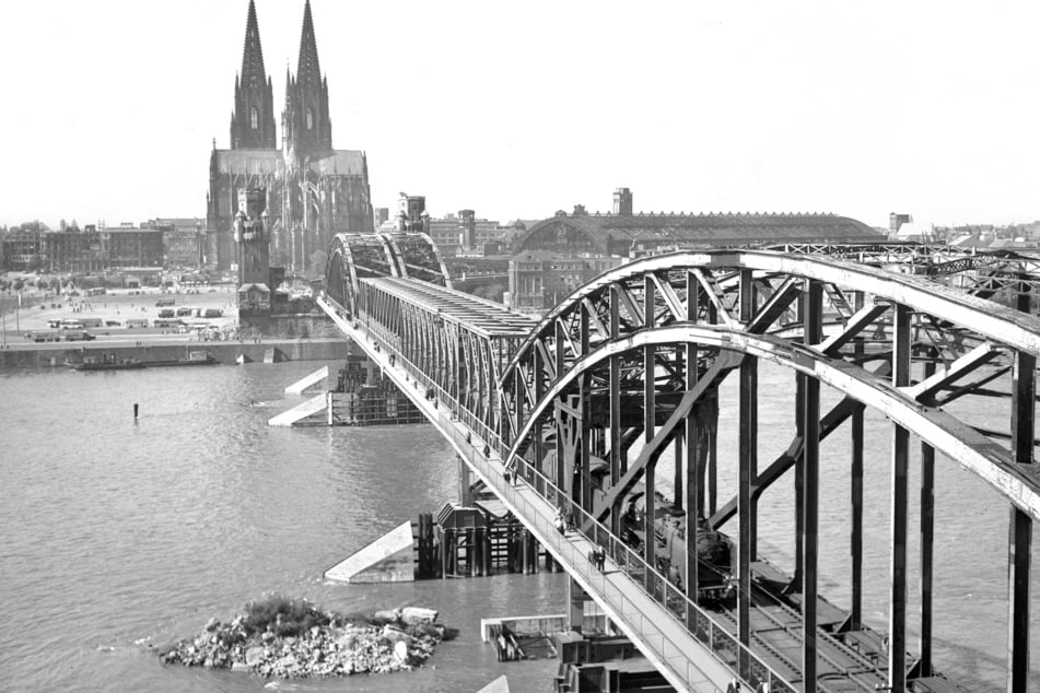 Auch im zerbombten Köln musste damals eine Übergangslösung für die zerstörte Hohenzollernbrücke her (Archivbild von 1948).