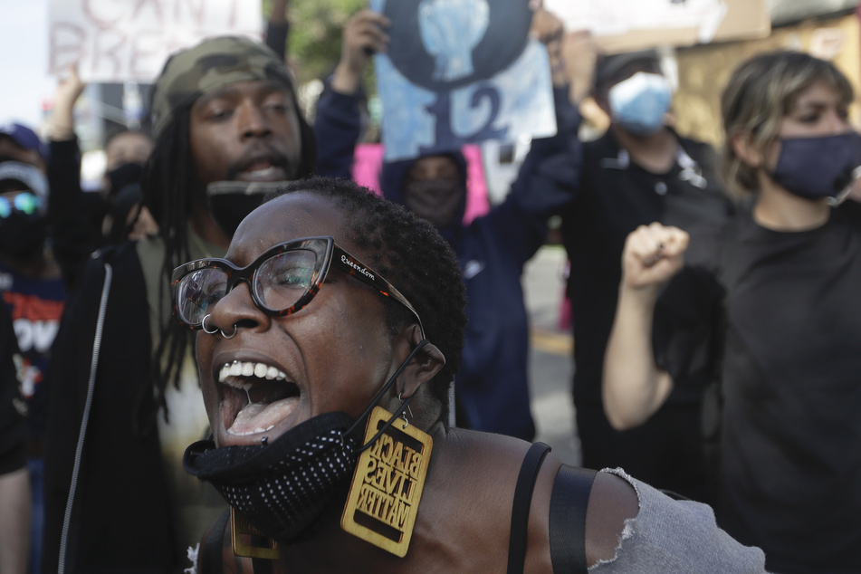 Eine Demonstrantin beteiligt sich an den Protesten in Seattle.