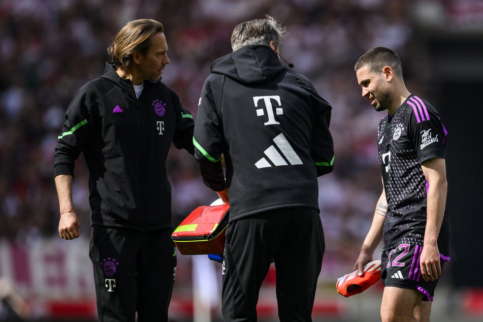 Raphaël Guerreiro (r.) vom FC Bayern musste gegen den VfB Stuttgart schon in der ersten Halbzeit ausgewechselt werden.