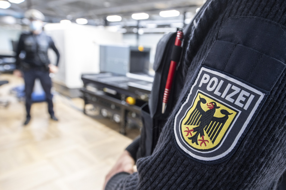 Schrecklicher Verdacht: Als Mann Flugzeug verlässt, klicken sofort die Handschellen