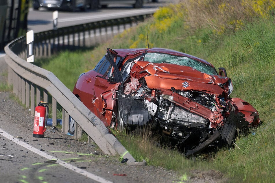 Die 24-jährige Autofahrerin soll in einer unübersichtlichen Kurve unerlaubt überholt haben, was dann laut Polizei zu dem Unfall führte.