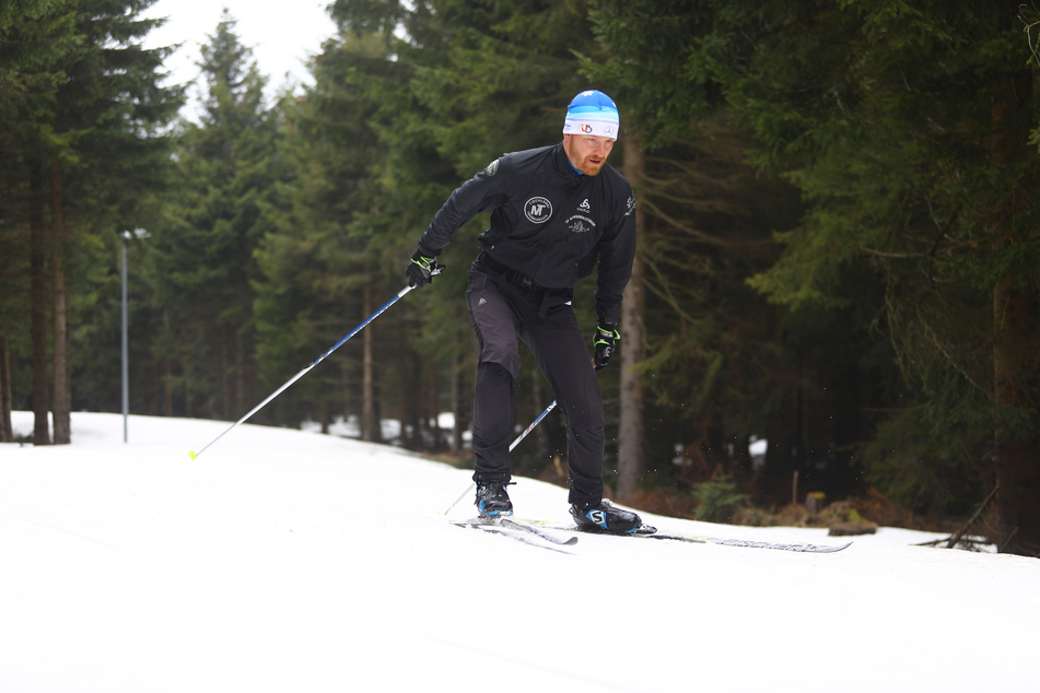 Auch Cornelius Oertel (36), aktiver Sportler beim SV Großwaltersdorf, genoss den Fichtelberg-Schnee am 1. Mai.