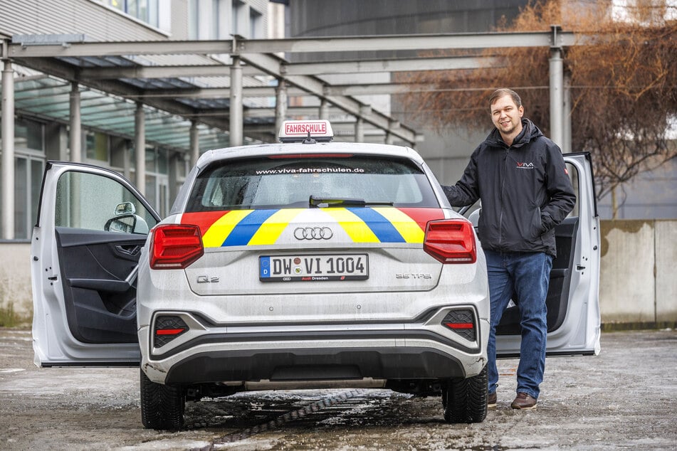 Dustin Friedel (31) bringt als Fahrlehrer jungen Menschen den Schulterblick bei.