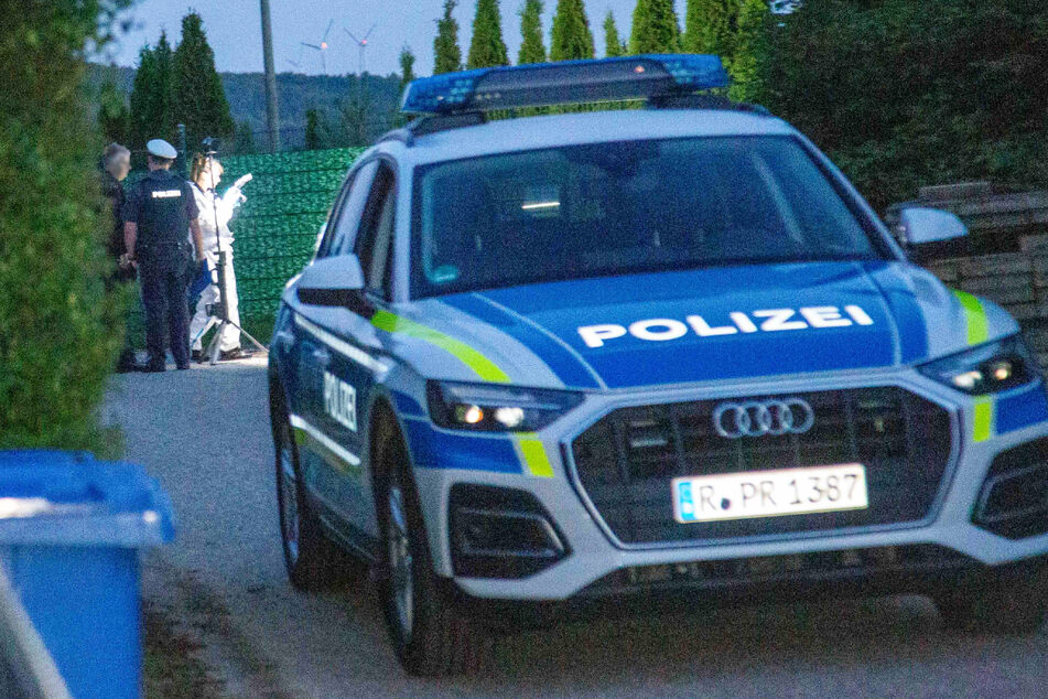 Am Tatort wurden durch die Beamten der Kriminalpolizei Regensburg umfangreiche Spurensicherungsmaßnahmen durchgeführt.