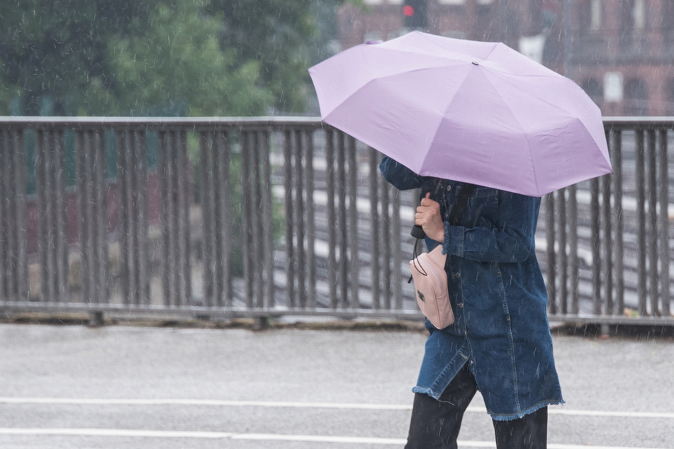 Den Regenschirm solltet Ihr in den kommenden Tagen lieber griffbereit haben. (Archivbild)