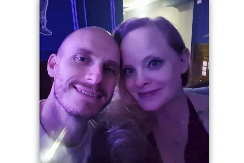 Dayna Arnold (48, r.) war gemeinsam mit ihrem Partner Andy Gray (37) im Zug, als es zu dem Blutbad kam.