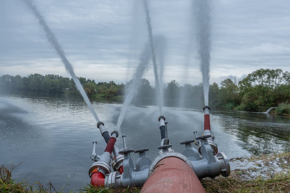 Mit dem "Hytrans System" der Feuerwehr wurde der Anglersee umgewälzt.