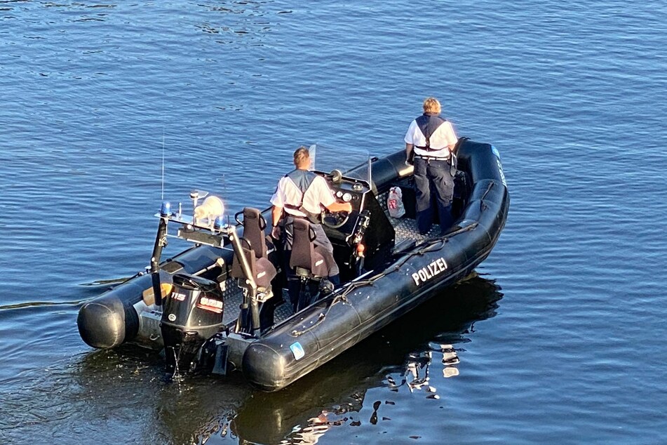 Die Polizei sucht mit Hilfe eines Boots nach der vermissten Person.