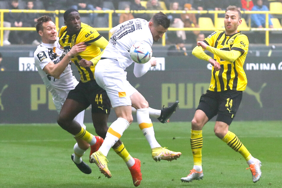 Extrem wertvoll in den letzten Spielen: Stefan Kutschke (34, 2.v.r.) köpft hier das 1:0 in Dortmund. Der Stürmer geht derzeit voran.