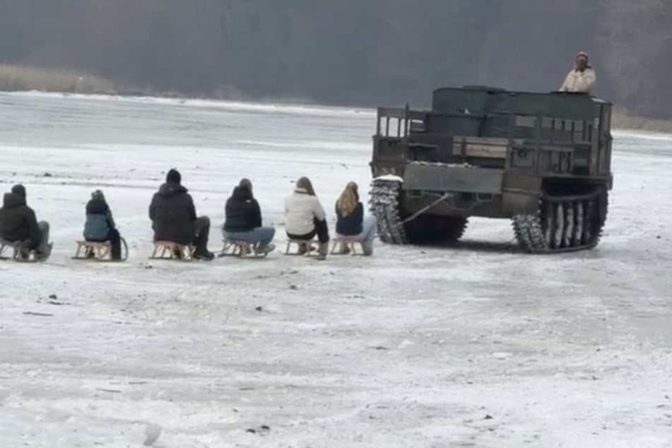 Bierlaune wird zur Mega-Gaudi: Panzerwagen heizt über gefrorenes Stettiner Haff
