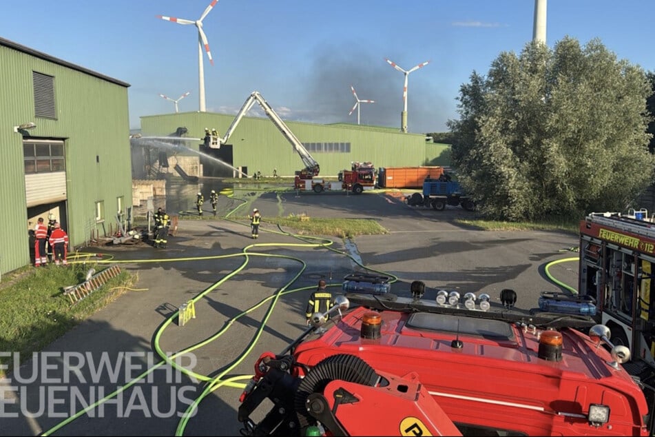 Zahlreiche Einsatzkräfte eilten zu einem Brand auf einer Mülldeponie in Wilsum.