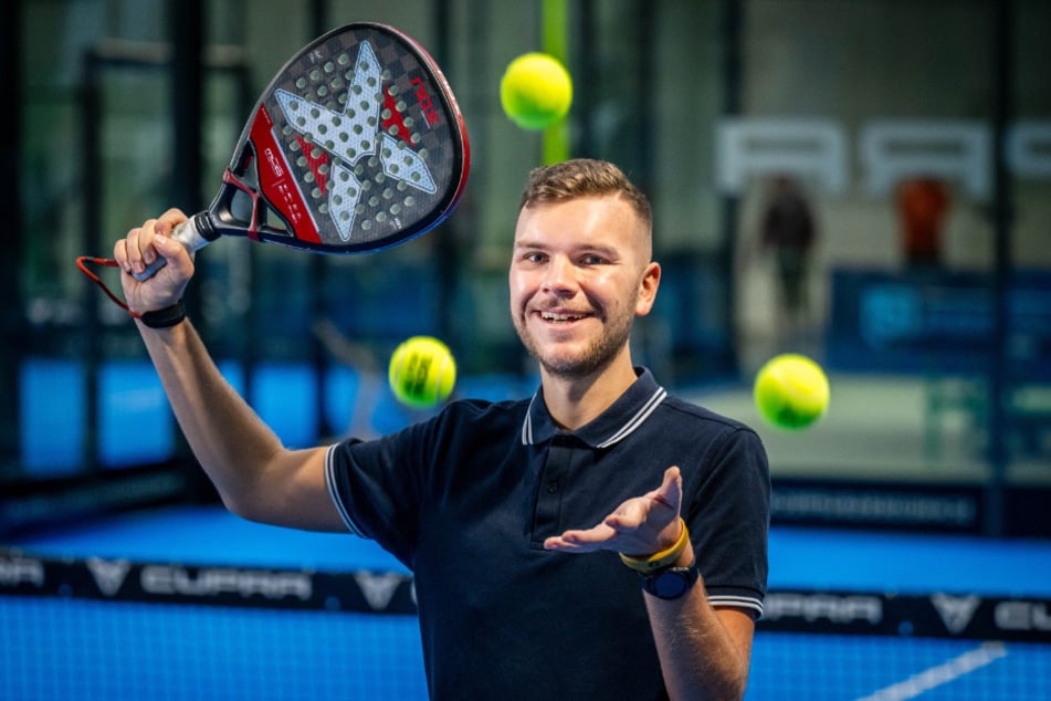 Trainer Tommy Heidemann (24) zeigt sein Können am Ball.