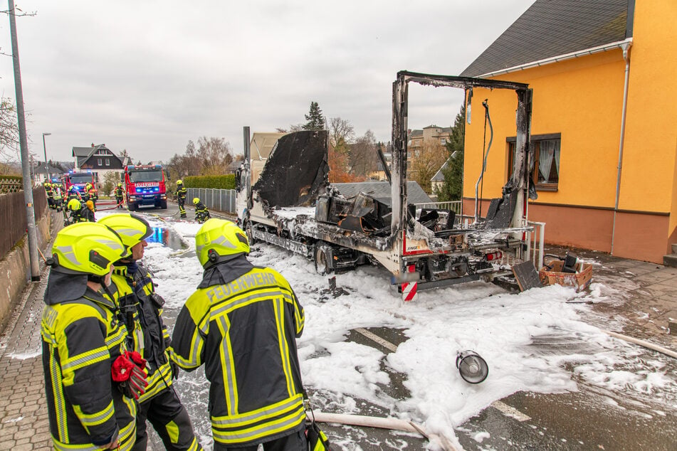 Die Feuerwehr musste den brennenden Laster mit Wasser und Schaum löschen.