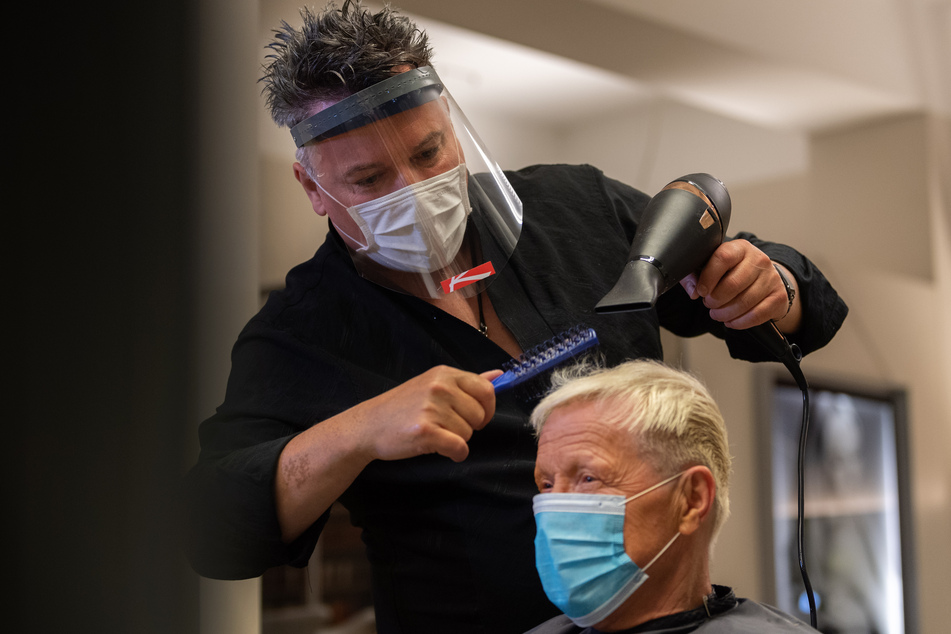 Ab diesem Montag dürfen Friseurbetriebe in NRW wieder öffnen.