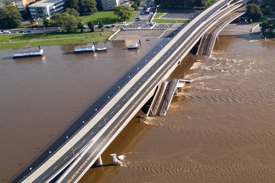 Ein großer Teil der eingestürzten Carolabrücke ist von der Elbe überspült worden.