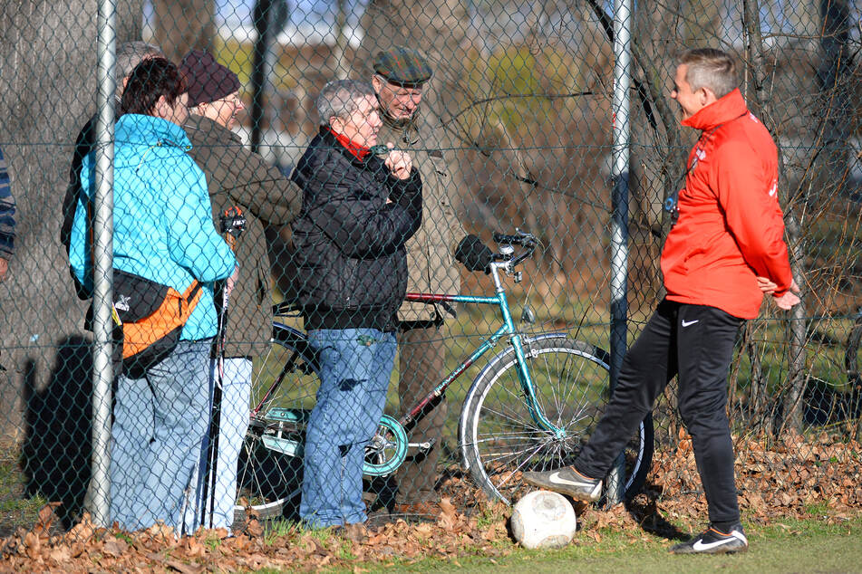 Das waren noch Zeiten, als die Trainer ein Schwätzchen mit den Fans hinterm Zaun abhielten - wie hier Olaf Janßen im Januar 2014.