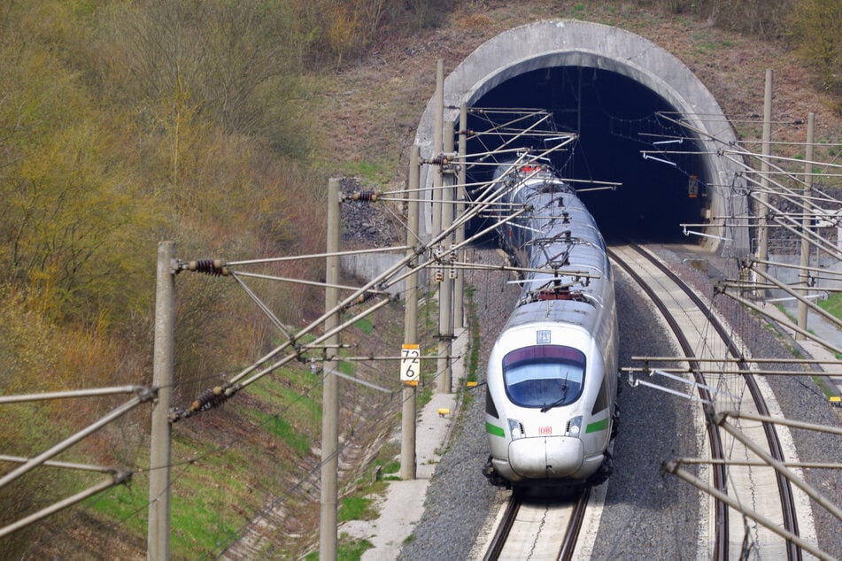 Perspektivisch soll unter dem Erzgebirge ein Tunnel verlaufen, der die Fahrt nach Prag erheblich verkürzt.