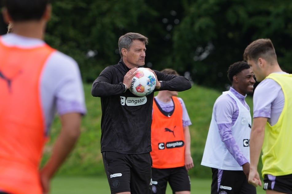 Trainer Alexander Blessin (52) will fokussiert bleiben, um den Gegner aus der Regionalliga nicht zu unterschätzen.